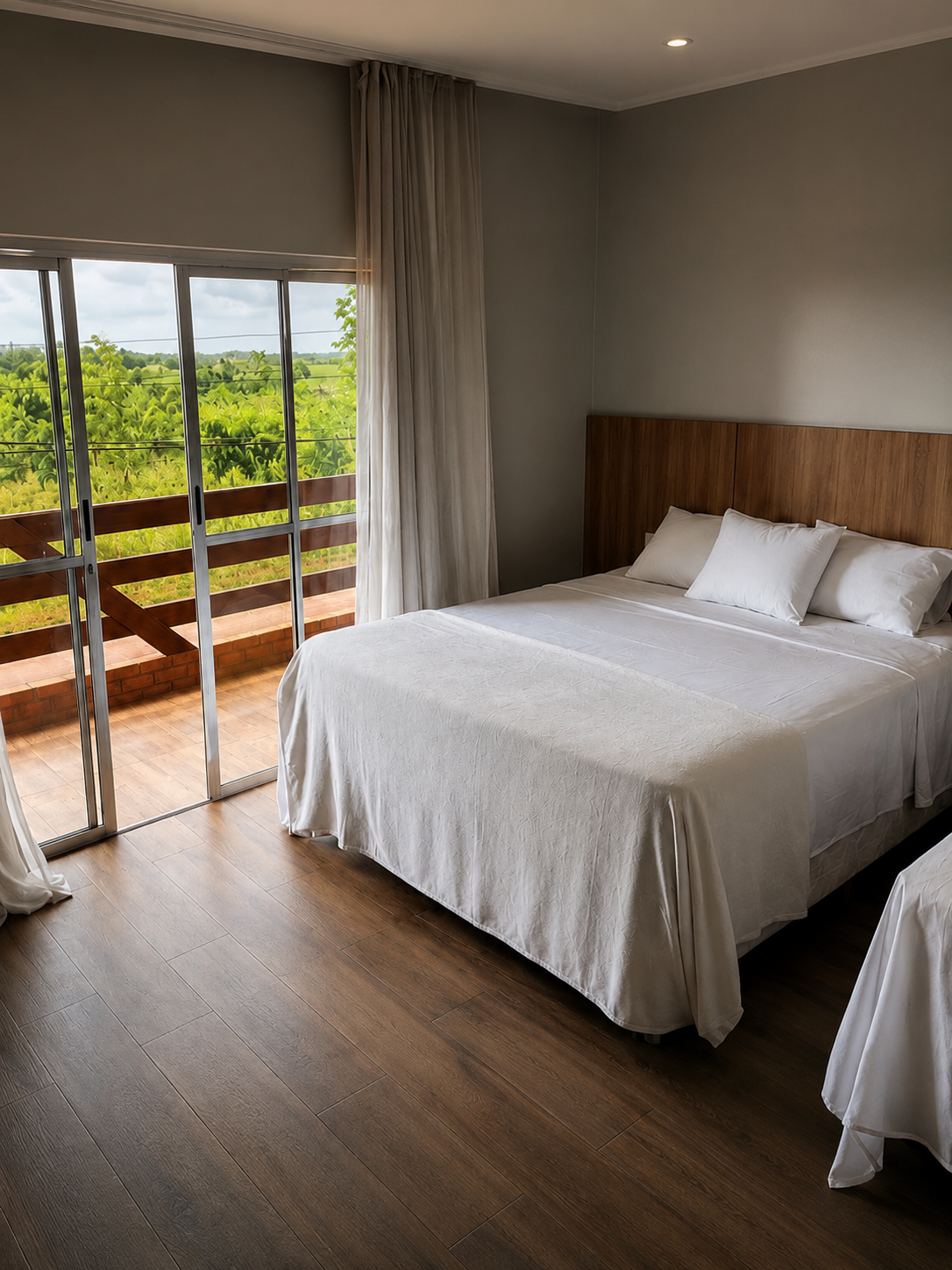 Suíte Padrão do Villa Green Hotel, com cama de casal, varanda e vista para a natureza